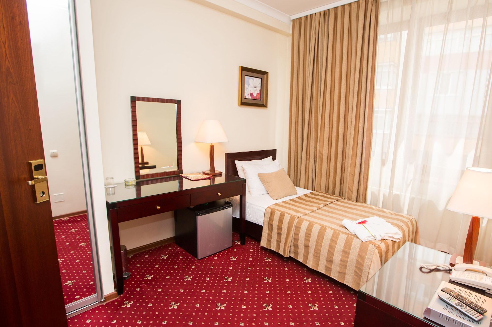 Jumbo Hotel Chisinau Exterior photo